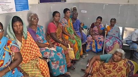 புதுச்சேரி நெட்டப்பாக்கம் அரசு ஆரம்ப சுகாதார நிலையத்தில் மருந்து மாத்திரைகள் வாங்க முதியவர்கள் காத்திருந்தனர்