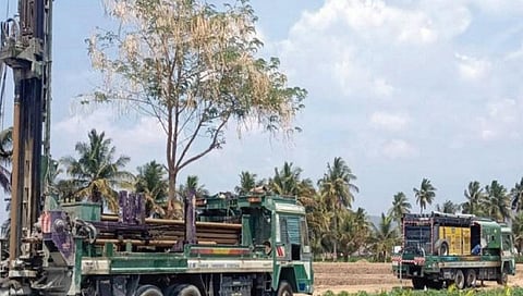 அரூர் பகுதியில் விவசாயப் பயிர்களை காக்க தோட்டத்தில் ஆழ்துளைக் கிணறு அமைக்கப்படுகிறது.