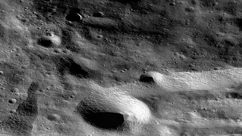 நிலவின் துருவப் பகுதியில் உள்ள பள்ளங்களை சுட்டிக்காட்டும் படம் - சந்திரயான்-1ன் டெரெய்ன் மேப்பிங் கேமரா கடந்த 2008-ல் எடுத்தது