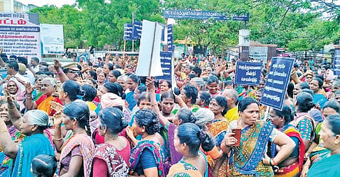 நாகை அரசு மருத்துவமனை முன்பு நேற்று நடைபெற்ற ஆர்ப்பாட்டத்தில் பங்கேற்ற பொதுமக்கள்.