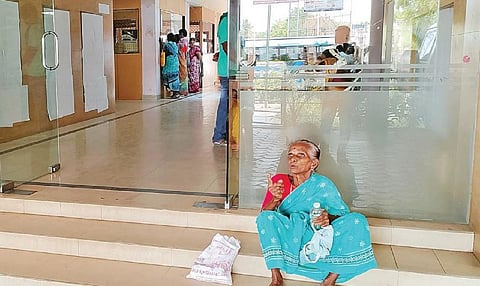 காரைக்குடி நகராட்சி அலுவலகத்தில் காத்திருந்த மீனாம்பாள்.