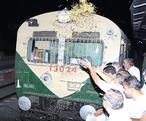 திருவண்ணாமலையில் இருந்து சென்னைக்கு 17 ஆண்டுகளுக்கு பிறகு புறப்பட்ட ரயில் மீது மலர்களை தூவி பொதுமக்கள் வழியனுப்பி வைத்தனர்.