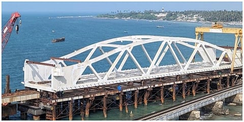 பாம்பன் கடலில் நடைபெற்று வரும் புதிய ரயில் பாலம் அமைக்கும் பணி