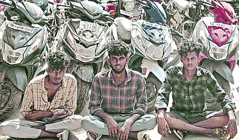 இருசக்கர வாகனங்களை திருடியதாக கைதான 3 பேர் கும்பல். அவர்களிடமிருந்து மீட்கப்பட்ட வாகனங்கள்.