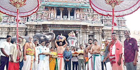 ஆண்டாள் கோயிலில் இருந்து மாலை, பட்டு வஸ்திரங்கள் உள்ளிட்டவற்றை யானை மீது வைத்து ஊர்வலமாக நேற்று ஸ்ரீரங்கம் கோயிலுக்கு எடுத்துவந்த ஸ்ரீவில்லிபுத்தூர் கோயில் நிர்வாகிகள். படம்: ர.செல்வமுத்துகுமார்