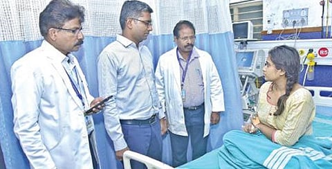 லெமூர் கடற்கரையில் கடல் சீற்றத்தால் பாதிக்கப்பட்டு சிகிச்சை பெற்று வரும் மருத்துவ மாணவியை ஆட்சியர் தர் சந்தித்து ஆறுதல் கூறினார்.
