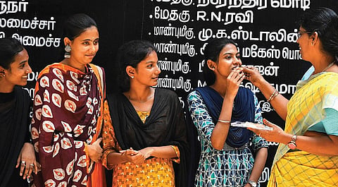 பெரம்பூர் மாநகராட்சி பெண்கள் பள்ளி மாணவிகள் பூங்கோதை, ஹரிணி பிரியா மற்றும் திவ்யாஸ்ரீ ஆகியோர் பிளஸ்-2 பொதுத் தேர்வில் சென்னை மாநகராட்சி பள்ளி அளவில் முதல் மற்றும் 3-ம் இடங்களைப் பிடித்துள்ளனர். மாணவிகளுக்கு இனிப்பு ஊட்டிய பள்ளி தலைமை ஆசிரியை.
| படம்: எஸ்.சத்தியசீலன் |