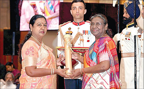 மறைந்த நடிகர் விஜயகாந்துக்கான பத்ம பூஷண் விருதை அவரது மனைவி பிரேமலதா, குடியரசுத் தலைவர் திரவுபதி முர்முவிடம் இருந்து நேற்று பெற்றுக் கொண்டார். (உள்படம்:) விஜயகாந்த்.