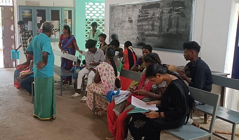 திருச்சி தந்தை பெரியார் கலை அறிவியல் கல்லூரி சேர்க்கை உதவி மையத்தில் காத்திருக்கும் மாணவ, மாணவிகள்.
| படம்: தீ.பிரசன்ன வெங்கடேஷ் |