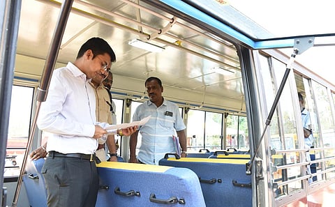 வாகனங்களை ஆய்வு செய்த ஆட்சியர் கிராந்திகுமார் பாடி மற்றும் அதிகாரிகள் குழுவினர். | படம்: ஜெ.மனோகரன்.