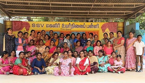 கொடுமுடியில் 24 ஆண்டுகளுக்கு பின்னர் நடந்த சந்திப்பு நிகழ்வில், குழு புகைப்படம் எடுத்துக் கொண்ட முன்னாள் மாணவியர்.