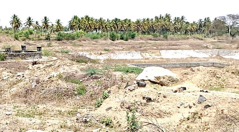 அரூர் இட்லப்பட்டி அருகில் வறண்ட நிலையில் காணப்படும் ஏரி.
