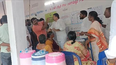 காத்திருந்து வாக்களிக்க சொன்னவரை கன்னத்தில் அறைந்த ஆந்திர எம்எல்ஏ!