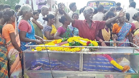 மரக்காணம் - திண்டிவனம் சாலை கந்தாடு பேருந்து நிறுத்தத்தில், இறந்த பெண்ணின் உடலை வைத்து மறியல் போராட்டத்தில் ஈடுபட்ட உறவினர்கள்.