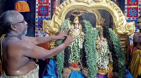 திருப்பரங்குன்றம் சுப்பிரமணிய சுவாமி கோயிலில் வைகாசி விசாகத் திருவிழாவையொட்டி மரிக்கொழுந்து அலங்காரத்தில் தெய்வானையுடன் அருள்பாலித்த சுப்பிரமணிய சுவாமி.