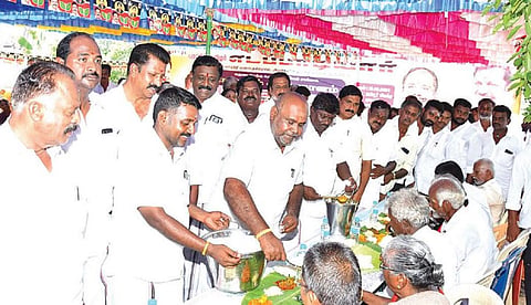 மதுரை குமாரத்தில் அன்னதானத்தை தொடங்கிவைத்த முன்னாள் அமைச்சர் ஆர்.பி.உதயகுமார்.