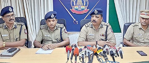 நெல்லை கிழக்கு மாவட்ட காங்கிரஸ் தலைவர் ஜெயக்குமாரின் மர்ம மரணம் தொடர்பாக செய்தியாளர்களிடம் பேசிய தென்மண்டல ஐஜி கண்ணன்.
