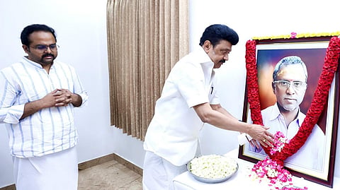 தனிச் செயலரின் தந்தை மறைவு: முதல்வர் ஸ்டாலின் நேரில் ஆறுதல்