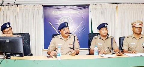 திருநெல்வேலி கிழக்கு மாவட்ட காங்கிரஸ் தலைவர் ஜெயக்குமார் தனசிங் மர்மமாக இறந்த வழக்கு விசாரணையில் ஏற்பட்டுள்ள முன்னேற்றம் குறித்து தனிப்படை அதிகாரிகளுடன் தென்மண்டல ஐஐி கண்ணன் விரிவான ஆலோசனை நடத்தினார்.