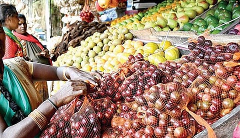 கொடைக்கானலில் விற்பனைக்கு வந்துள்ள பிளம்ஸ் பழங்கள். படம்: நா.தங்கரத்தினம்