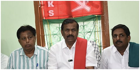 கோவை செய்தியாளர்கள் சந்திப்பில் தமிழ்நாடு விவசாயிகள் சங்கத்தின் கோவை மாவட்ட தலைவர் சு.பழனிசாமி மற்றும் விவசாயிகள் | படம்: ஜெ.மனோகரன்.