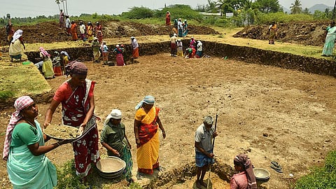 தமிழகத்தில் 100 நாள் வேலை திட்டத்துக்கு ரூ.1,229.04 கோடி நிதி ஒதுக்கி அரசாணை