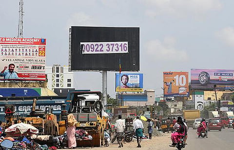 விதிகளை மீறி வைக்கப்பட்ட விளம்பரப் பலகைகளை அகற்ற சென்னை மாநகராட்சி உத்தரவு