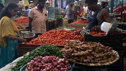 வெயிலுக்கும் மழைக்கும் உயராத காய்கறி விலை: கோயம்பேடு சந்தை நிலவரம்