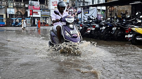 சில மணிநேர மழைக்கே தாக்குப்பிடிக்காத மதுரை: சாலைகளை மூழ்கடித்த தண்ணீர்!
