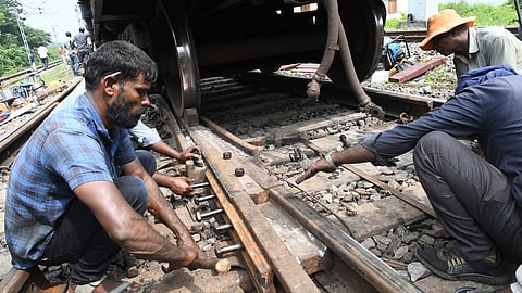 கோடை வெயிலில் பணியாற்றும் ரயில் தண்டவாள பராமரிப்பாளர்களுக்கு குடிநீர் பாட்டில் வழங்க ரயில்வே வாரியம் அறிவுறுத்தல்