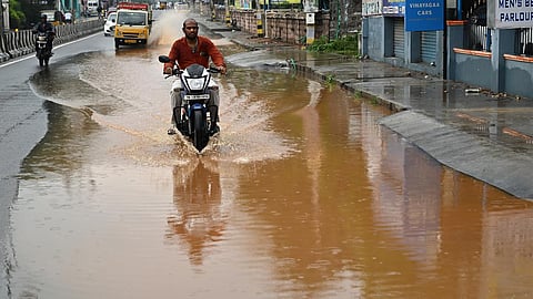 16 மாவட்டங்களில் கனமழைக்கு வாய்ப்பு; நாளை காற்றழுத்த தாழ்வு பகுதி உருவாகிறது: வானிலை மையம் தகவல்