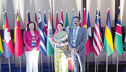 இந்தோனேசியாவின் பாலி நகரில் நடைபெற்று வரும் உலக நீர் மன்ற கூட்டத்தில் இந்தியா சார்பில் பங்கேற்ற திமுக எம்.பி. கனிமொழி சோமு மற்றும் ஆம் ஆத்மி எம்.பி. அசோக் மிட்டல்.