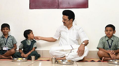 காலை உணவு உள்ளிட்ட திட்டங்களால் கல்வி வளர்ச்சியில் சிறந்து விளங்கும் தமிழகம்: அரசு பெருமிதம்