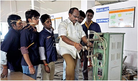 கல்லூரி மாணவர்கள் | கோப்புப் படம்