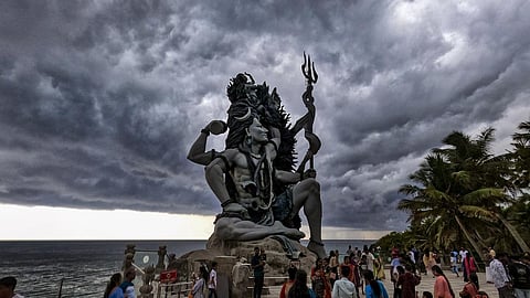 திருவனந்தபுரம் அருகே உள்ள ஆழிமலை சிவன் கோயிலில் வியாழன் அன்று வானத்தில் சூழ்ந்த கருமேகங்கள்.