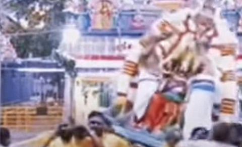 கல்யாண வரதராஜ பெருமாள் கோயில் கருட சேவையில் பல்லக்கு சரிந்தது