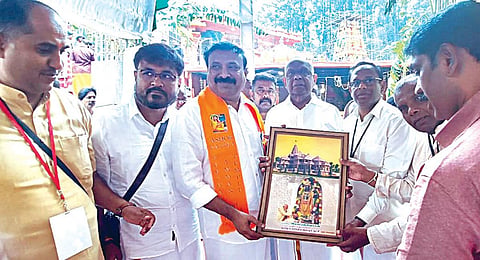 அயோத்தி ராமர் கோயிலில் பிரதமர் மோடி பூஜை செய்த படத்தை, இலங்கை சீதை அம்மன் கோயில் அறங்காவலர்களிடம் வழங்கிய பாஜக மாநிலப் பொதுச் செயலாளர் ராம.சீனிவாசன்.