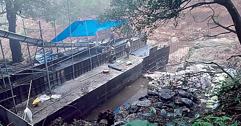 கொட்டும் மழையில், கேரளாவின் சிலந்தி ஆற்றின் குறுக்கே நேற்று தடுப்பணை அமைக்கும் பணியில் ஈடுபட்ட தொழிலாளர்க ள். படம்: எம்.நாகராஜன்