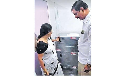 குண்டூரில் பூட்டு இல்லாத மற்றும் ‘சீல்’ வைக்கப்படாத தபால் வாக்கு பெட்டிகள்.