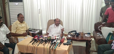 திண்டிவனம் அருகே தைலாபுரம் தோட்டத்தில் பாமக நிறுவனர் ராமதாஸ் செய்தியாளர்களிடம் பேசுகிறார்.