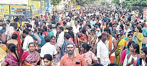 திருவண்ணாமலையில் 2-வது நாளாக நேற்று பவுர்ணமி கிரிவலம் சென்ற பக்தர்களில் ஒரு பகுதியினர்.