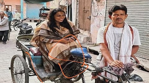உ.பி.யின் மீரட்டில் சைக்கிள் ரிக்ஷாவில் ஆய்வுப் பணிக்கு சென்ற ஐஏஎஸ் அதிகாரி செல்வகுமாரி.