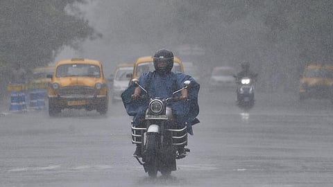 கரையைக் கடந்தது ரீமல் புயல்: மேற்கு வங்கம், அசாம், மேகாலயாவில் கனமழை வாய்ப்பு