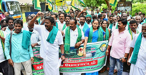 முல்லை பெரியாறு பகுதியில் கேரளா அரசின் புதிய அணைக்கட்டும் முயற்சியை கண்டித்து தேனி மாவட்டம் லோயர் கேம்ப் பகுதியில் பூஜை செய்து பேரணியை துவங்கி, குமுளி நோக்கி பேரணியாக சென்று முற்றுகைப் போராட்டம் செய்ய முயன்ற விவசாயிகள். படம் நா. தங்க ரத்தினம்.