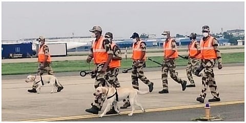 வெடிகுண்டு மிரட்டலைத் தொடர்ந்து சென்னை விமான நிலையத்தில் பாதுகைப்பு படையினர் தீவிர சோதனையில் ஈடுபட்டனர்