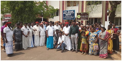 சிவகங்கை ஆட்சியர் அலுவலத்துக்கு தமிழ்நாடு நரிக்குறவர் கூட்டமைப்புத் தலைவர் சுப்பிரமணியன் தலைமையில் முறையிட வந்த பழமலை நகரைச் சேர்ந்த நரிக்குறவர்கள்.