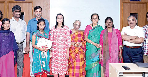 சென்னை விஐடி-யில் நேற்று நடைபெற்ற பார்வையற்ற மாற்றுத்திறனாளிகளுக்கான கணினி பயிலரங்க நிறைவுநாள் நிகழ்ச்சியில், சிறந்த மாற்றுத்திறனாளிகளுக்கு போபால் விஐடி அறங்காவலர் ரமணி பாலசுந்தரம் மடிக்கணினி மற்றும் விருதுகளை வழங்கினார். உடன், ஜெம் மருத்துவமனை இயக்குநர் டாக்டர் அசோகன் மற்றும் தர்ஷிணி தொண்டு நிறுவன அறங்காவலர்கள் உள்ளனர்.