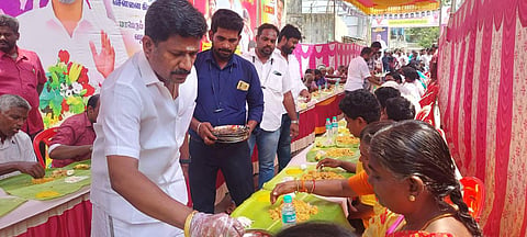 உலக பட்டினி தினத்தையொட்டி, தமிழக வெற்றிக் கழகம் சார்பில் சென்னை, அம்பத்தூர் பழைய இஎஸ்ஐ சாலையில் நடைபெற்ற நிகழ்ச்சியில் ஆயிரத்துக்கும் மேற்பட்டோர் கட்சியின் மாவட்டத் தலைவர் ஜி.பாலமுருகன் உணவு வழங்கினார்.