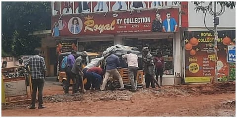 நாகர்கோவிலில் பெய்து வரும் கனமழை காரணமாக குடிநீர் குழாய்க்கு தோண்டிய குழியில் ஆட்டோ சிக்கியது.