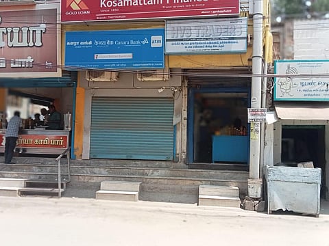 தூத்துக்குடியில் கொள்ளை முயற்சி நடந்த கனரா வங்கி ஏடிஎம் மையம்.
